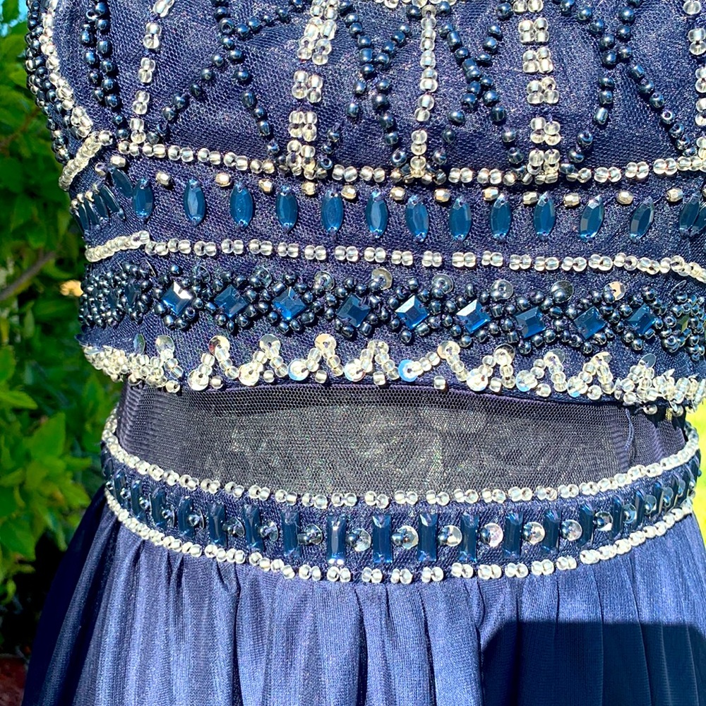 Beautiful blue and gemmed gown - Picture 5 of 13
